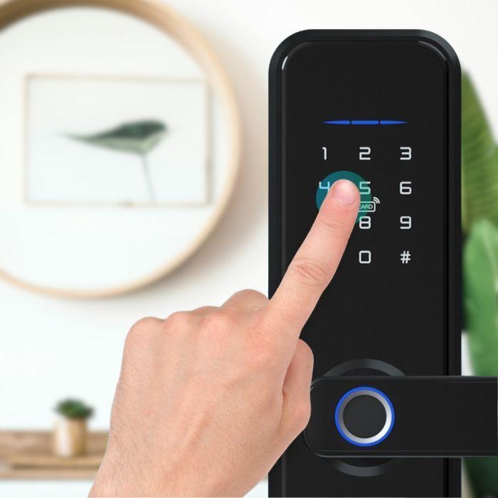 Serrure connect&eacute;e avec ouverture par biom&eacute;trie